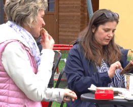 Férová snídaně se tentokrát konala v zahradě Centra pro rodinu