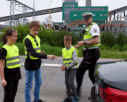 Děti a policisté ve společné dopravní hlídce