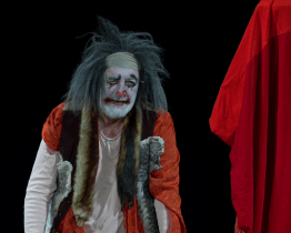 Na jevišti Domu kultury kraloval v černé komedii Šašek a syn