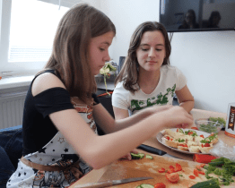 Základní školy Očovská oslavila 30 let experimenty i tancem