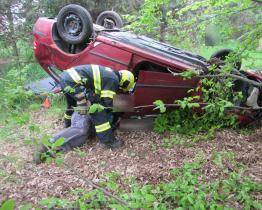 Těžká dopravní nehoda u Uherského Hradiště: zaklíněnému řidiči zachránili život svědkové události