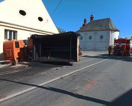 Dopravu v Luhačovicích ve čtvrtek několik hodin komplikoval převrácený náklaďák