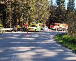 Pondělní odpoledne ve znamení nehod motorkářů. Jeden je těžce zraněný