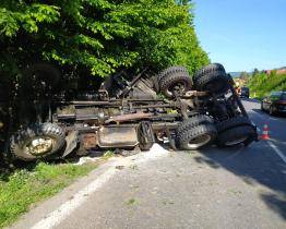 Na hlavním tahu na Slovensko havaroval nákladní automobil. Pro řidiče musel letět vrtulník