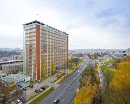 Baťův mrakodrap pokrylo lešení. Oprava fasády potrvá až do konce roku