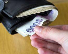 Mladá žena našla v baru peněženku s 19 tisíci. Hotovost si vzala a peněženku hodila do koše