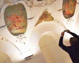 Na holešovském zámku je k vidění jedinečný soubor 42 stropních maleb. Autor? Neznámý