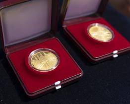 Česká národní banka vydala zlatou minci s motivy nejvýznamnějších památek Kroměříže