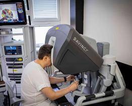 Baťova nemocnice pořídila nový robotický operační systém. Eliminuje třes a vylepšuje pohyb chirurga