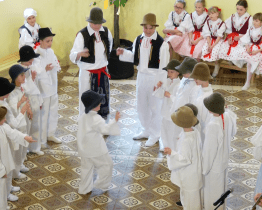 Farmářské trhy nabídly řadu zajímavých produktů i folklorní vystoupení