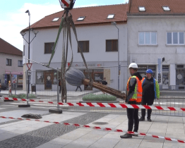 Historická schránka ze špičky radniční věže se otevřela po 24 letech