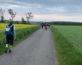 Chodci a běžci vyrazili na stokilometrovou trať