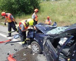 U Zlechova se srazila tři osobní auta. Dva lidé zemřeli, další čtyři jsou zranění
