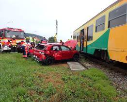 V Želechovicích nad Dřevnicí se srazilo osobní auto s vlakem. Řidič měl obrovské štěstí
