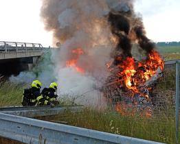 Na dálnici D1 u Kroměříže havarovalo nákladní vozidlo. Převrácené a v plamenech skončilo v korytě potoka