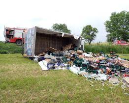 Milovníci zlatavého moku zapláčou. Pivo z havarovaného náklaďáku skončilo na louce