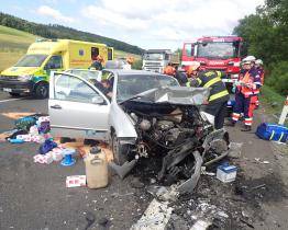 U Drslavic se čelně srazila dvě osobní vozidla. Pro zraněné letěl vrtulník