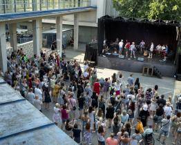 Zlínští herci se přesouvají ze sálu pod širé nebe. Divadelní nádvoří ožije už dnes