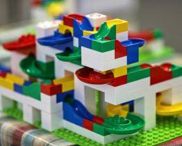 Prázdninová zábava pro malé i velké? To je Letní festival stavebnic v Baťově institutu!