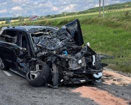 Řidič Mercedesu narazil v Nezdenicích do stojícího autobusu. Na místě jsou tři zranění