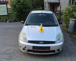 Cyklista přejel do protisměru a narazil do odstaveného auta. Nadýchal přes tři promile