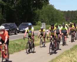 Účastníci cyklotour Na kole dětem zaplnili hodonínské náměstí