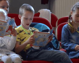 Hodonínští prvňáčci byli pasovaní na čtenáře a odnesli si knížku Křeček v letu 