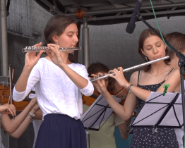 Ulicemi Hodonína zněl klavír i smyčcový soubor