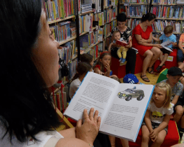 Večerníčky v knihovně lákají další generaci dětí