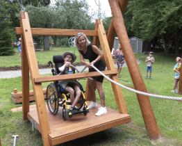 Ve Zlíně se otevřelo úplně první bezbariérové hřiště