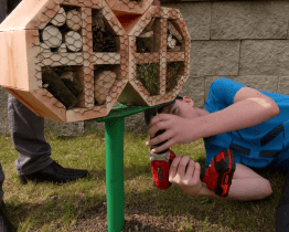 Školáci z Dolního Němčí vystavěli v areálu společnosti KASKO hmyzí domky