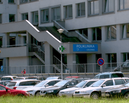 Vedení Vsetínské nemocnice plánuje investici do parkoviště u polikliniky