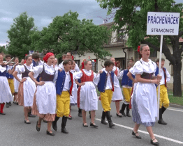 Krojovaný průvod přenesl Mezinárodní folklorní festival do ulic města