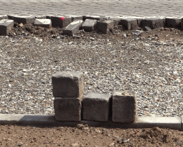 Místo žulových kostek dostane silnice v Buchlovicích asfaltový povrch