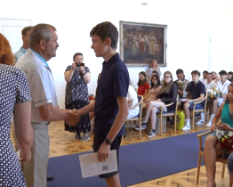 Žáci devátých tříd Základní školy Očovská převzali vysvědčení na radnici