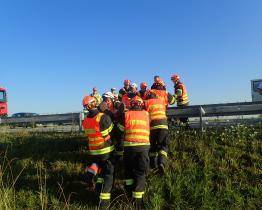 Osobní automobil se čtyřčlennou rodinou vylétl u Kroměříže z dálnice. Řidiče nejspíš přemohl mikrospánek