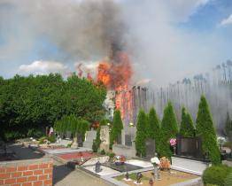 Na mařatickém hřbitově hořelo. Hasiči bojovali nejen s plameny, ale i se silným větrem