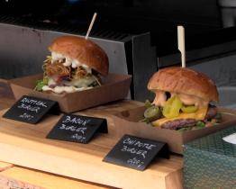 Návštěvníci gastrofestivalu mohli kobylky zapíjet pivem