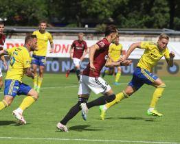 Zlín smolně podlehl Spartě, Slovácko hrálo v Ostravě bez branek 