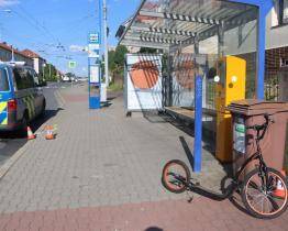 Opilý řidič koloběžky srazil v centru Zlína chodce. Policie hledá svědky 