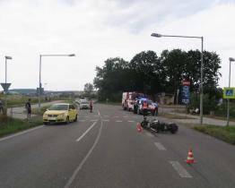 U Uherského Brodu havaroval nepozorný motorkář. Naboural do stojícího vozidla