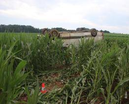 Řidič dodávky dostal smyk a skončil v poli na střeše