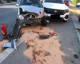 Nezkušená řidička se na frekventované silnici chtěla otočit do protisměru. Vjela před projíždějící auto