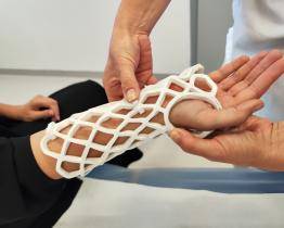 Uherskohradišťská nemocnice nabízí speciální letní „sádru“. Dá se s ní koupat a nezapáchá