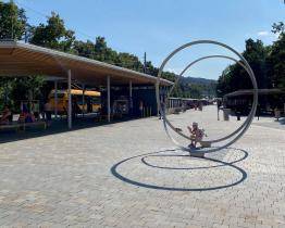 Mlžná brána před zlínským tržištěm nefunguje. Poškodili ji nešetrní kolemjdoucí