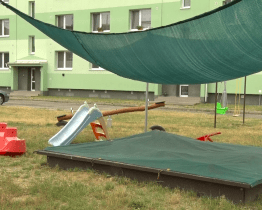 Nad dětskými pískovišti v Hodoníně přibylo zastínění proti slunci