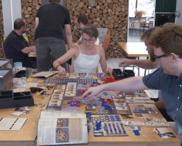 Nedělní UHraní nabízí téměř 200 deskových her