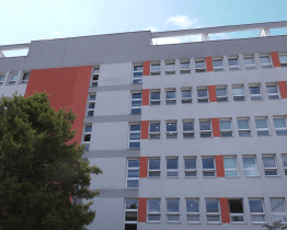 Novinky v otrokovické poliklinice - lékaři, úspora energie i nové sousoší