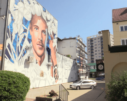 Streetartový umělec ChemiS dokončuje velkoformátovou malbu