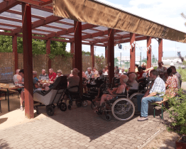 Senioři poslouchali šlágry oblíbených zpěváků a grilovali na zahradě